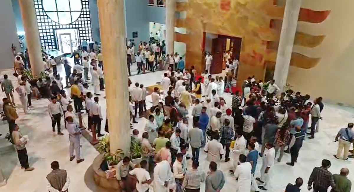 MP विधानसभा में मंत्री विजय शाह को लेकर हंगामा, कांग्रेस ने की इस्तीफे की मांग, नारेबाजी और धरने के बीच सदन की कार्यवाही 4 अगस्त तक स्थगित