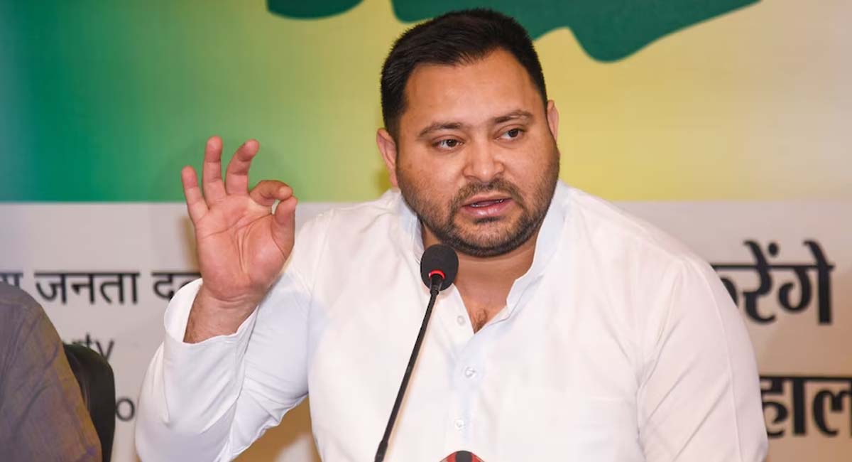 चुनावी माहौल में गरमाई सियासत : तेजस्वी यादव को चुनाव आयोग का नोटिस, दो वोटर आईडी रखने के मामले में जवाब तलब 