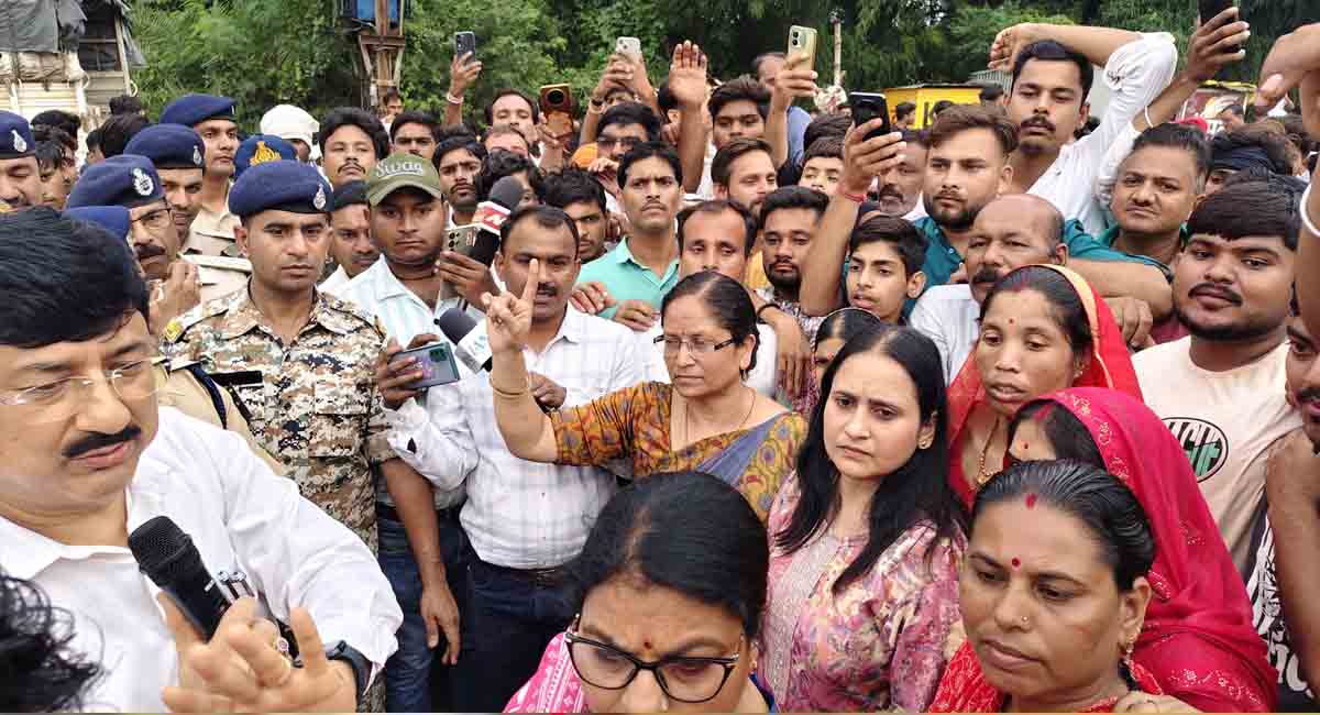 गुना : बाढ़ प्रभावित इलाकों में नहीं पहुंचे सीएम और सिंधिया, नाराज लोगों ने किया चक्काजाम, फूंका पुतला 