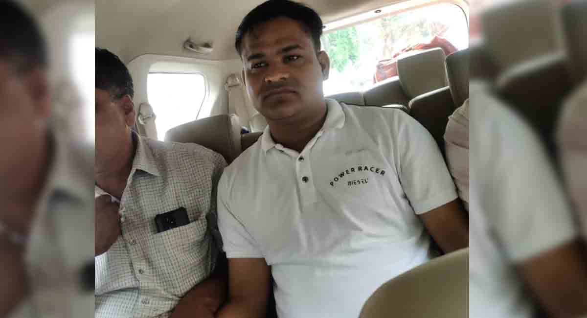 इंदौर में लोकायुक्त की कार्रवाई, बिजली कंपनी के जूनियर इंजीनियर को 10 हजार की रिश्वत लेते रंगे हाथों पकड़ा