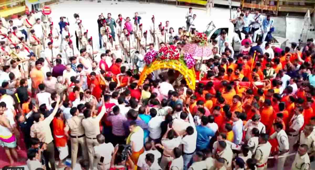 श्रावण माह के अंतिम सोमवार पर नगर भ्रमण पर निकले बाबा महाकाल, भक्तों ने किया भव्य सवारी का स्वागत, लोक कलाकारों की प्रस्तुतियों ने बढ़ाया उत्साह