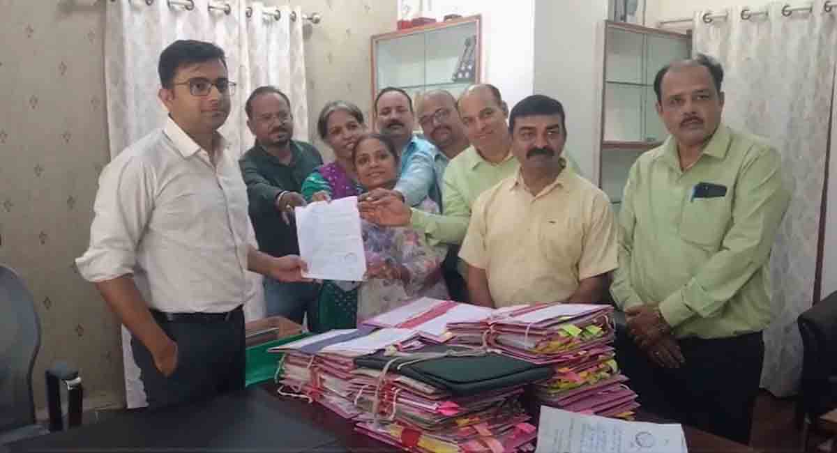इंदौर : 65 से अधिक कर्मचारियों और अधिकारियों ने दिया सामूहिक इस्तीफा, DPC के व्यवहार से थे परेशान, कलेक्टर को सौंपा त्यागपत्र