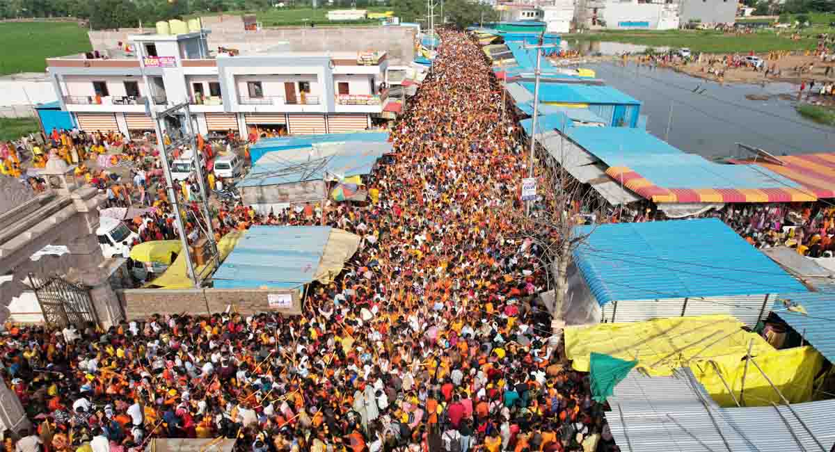 कुबेरेश्वर धाम में कांवड़ यात्रा के दौरान 7 श्रद्धालुओं की मौत, मानवाधिकार आयोग ने लिया संज्ञान, कलेक्टर-SP से मांगी रिपोर्ट