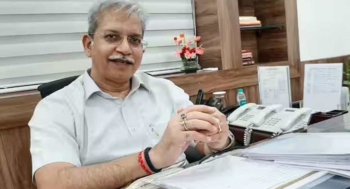 CM रेखा गुप्ता पर हमले के बाद बड़ा एक्शन, सतीश गोलचा बने दिल्ली के नए पुलिस कमिश्नर