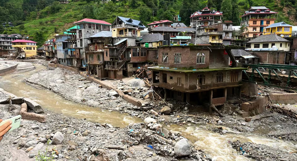 भूस्खलन और बाढ़ से तबाह हुआ हिमाचल, 5 की मौत और सैकड़ों सड़कें बंद; जनजीवन अस्त-व्यस्त