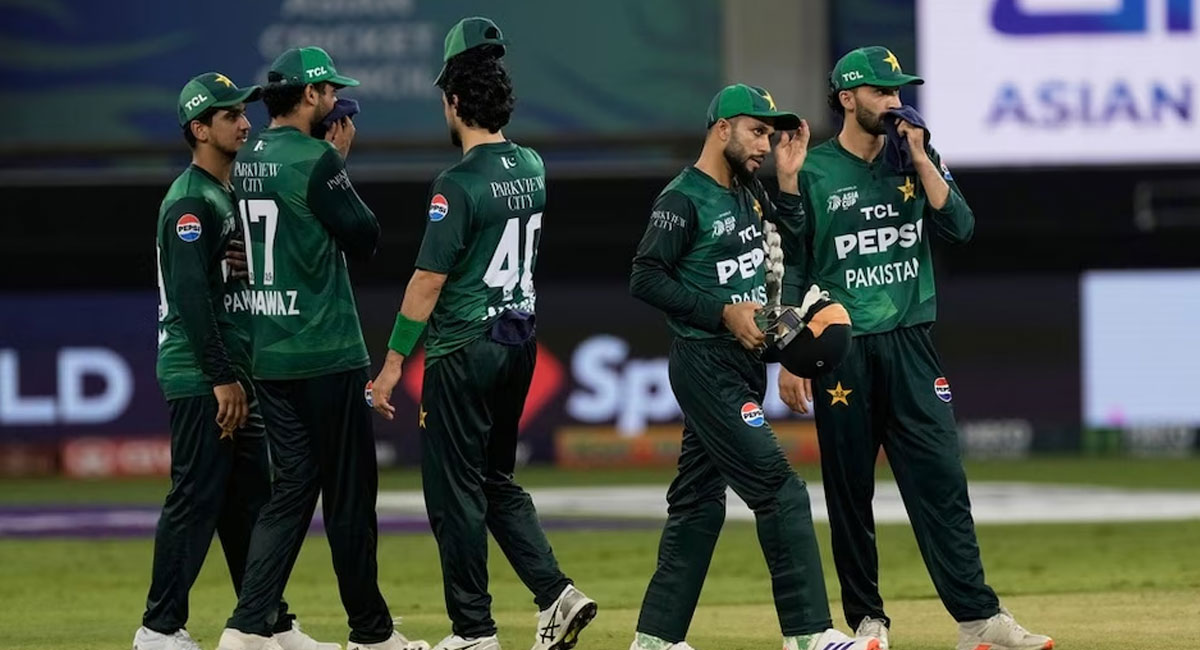 IND vs PAK : हैंडशेक कंट्रोवर्सी ने पकड़ा तूल, शर्मिंदगी में PCB ने अपने ही डायरेक्टर को किया निलंबित