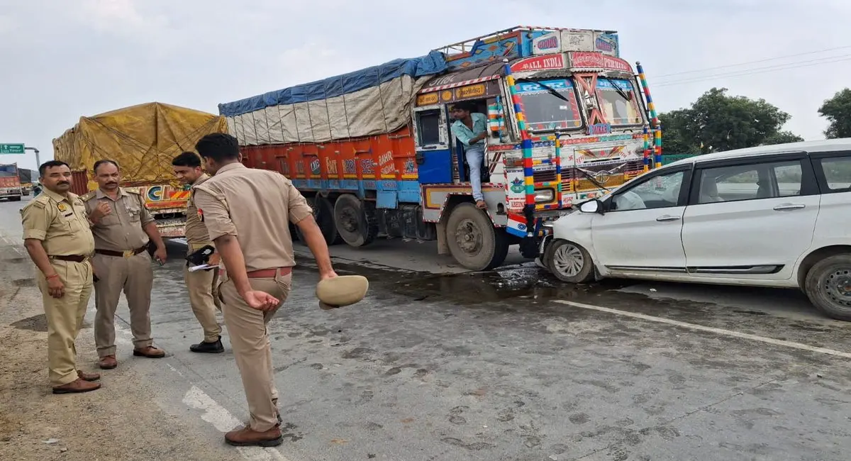 झांसी में ट्रक से टकराई कार, हाईकोर्ट के अधिवक्ता की मौत, 3 गंभीर घायल