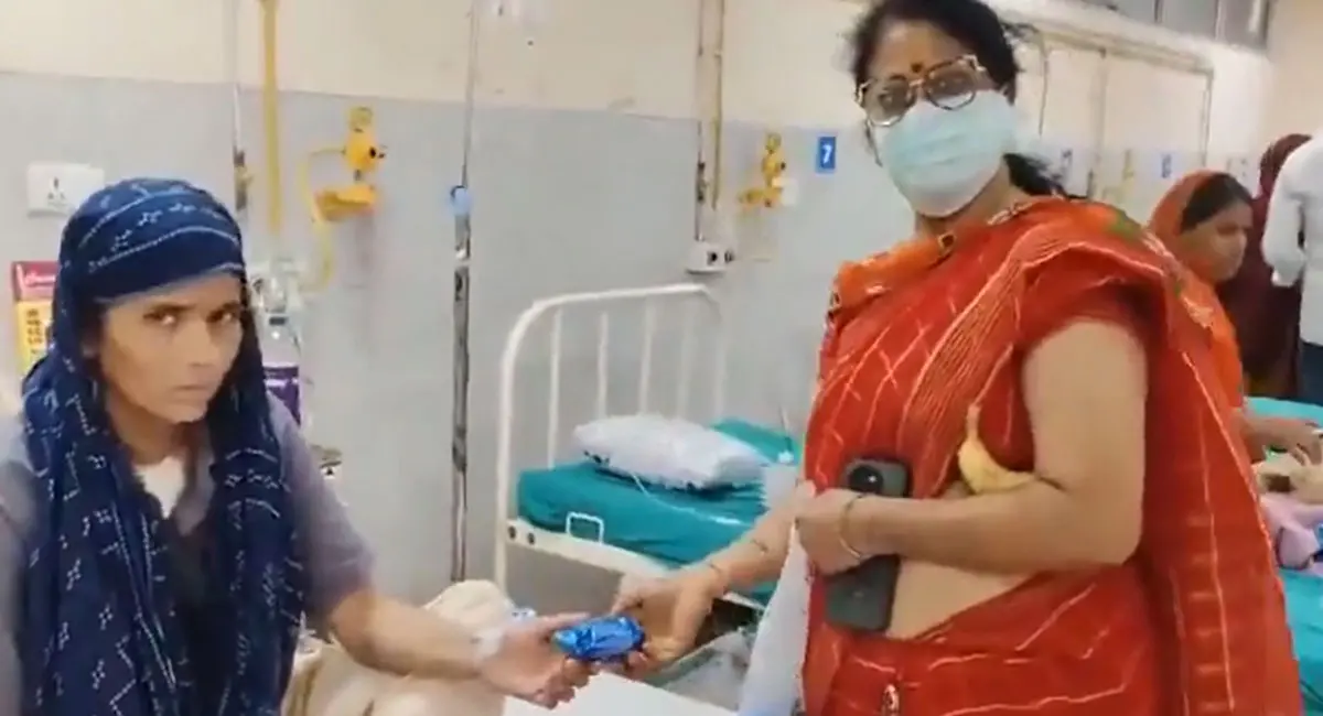 बिस्किट बांटते फोटो खिंचवाया और फिर ले लिया वापस, BJP की महिला नेता का VIDEO VIRAL