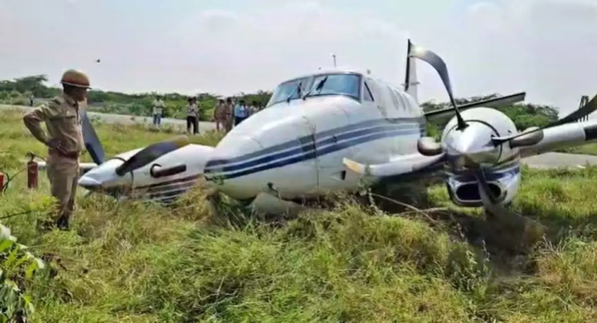 फर्रुखाबाद में बड़ा हादसा टला! टेक ऑफ के दौरान रनवे से फिसला प्राइवेट विमान, झाड़ियों में जा घुसा