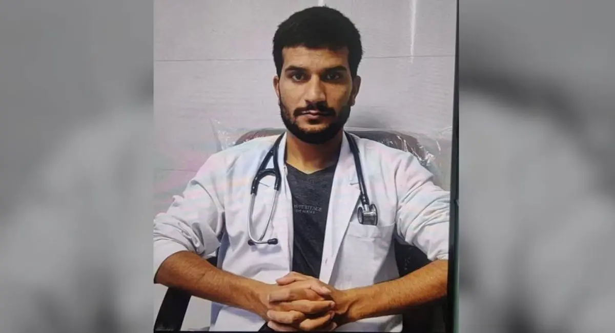 सफेद कोट, स्टेथोस्कोप और मौत का मिशन... लाल किले पर ब्लास्ट करने वाले आतंकी उमर की नई तस्वीर