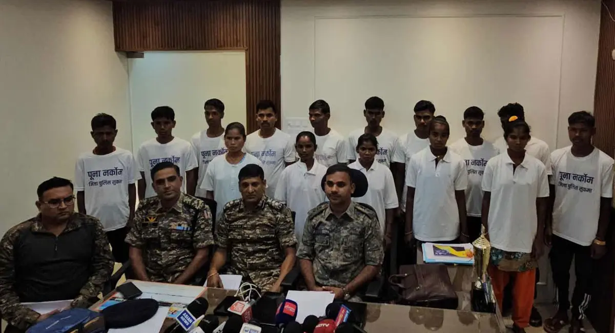 सुकमा में नक्सल मोर्चे पर बड़ी जीत, 48 लाख के इनामी 15 नक्सलियों ने हथियार डाले; मुख्यधारा में लौटे