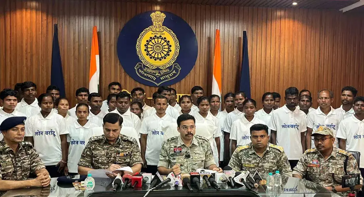 दंतेवाड़ा में 37 नक्सलियों ने किया आत्मसमर्पण, 27 पर था 65 लाख का इनाम