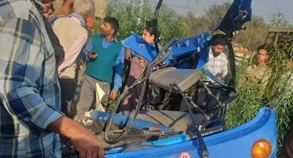 मुरादाबाद में बस ने टेंपो को मारी टक्कर, एक ही परिवार के 6 लोगों की मौत