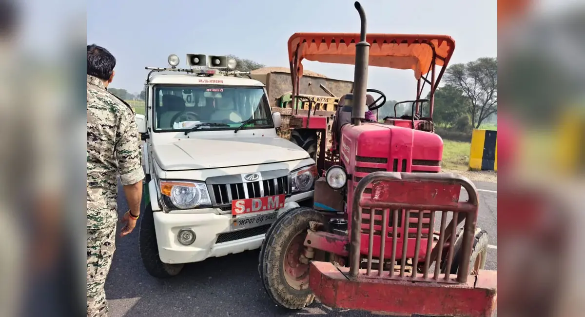 SDM की गाड़ी को ट्रैक्टर से मारी टक्कर, मिहोना बायपास पर हादसा