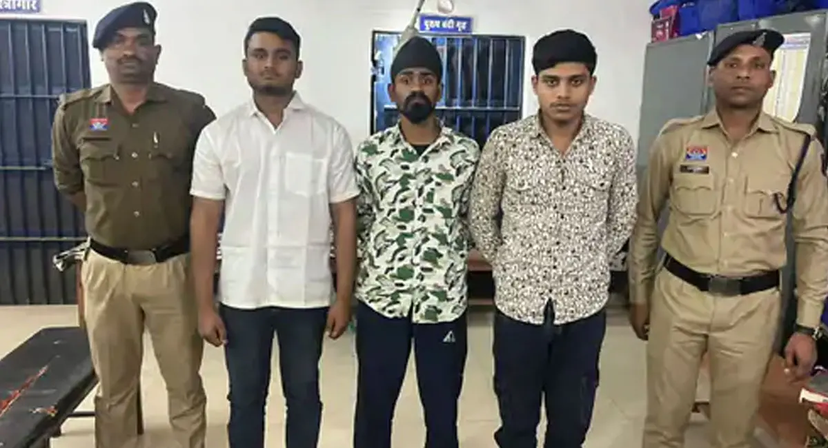 सफेद शर्ट में दिखाई दे रहा युवक मुख्य आरोपी NSUI जिला उपाध्यक्ष मेजर सागर है, जबकि उसके साथ नजर आ रहे अन्य युवक उसके दोस्त हैं।