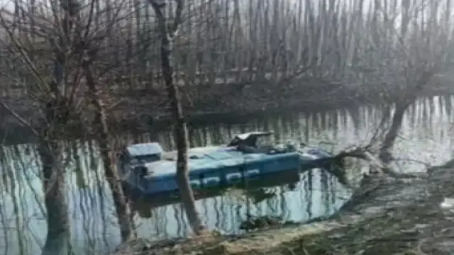 CRPF का बुलेटप्रूफ वाहन नहर में गिरा, 7 जवान घायल; राहत कार्य जारी