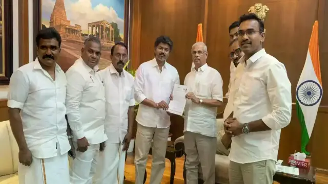 राज्यपाल से मुलाकात कर सरकार बनाने का दावा किया पेश, बहुमत से थोड़ी दूर TVK!