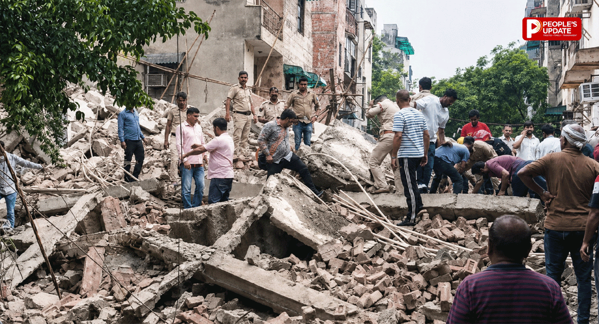 रोहिणी में भरभराकर गिरी इमारत, मलबे में लोगों के दबे होने की आशंका; राहत-बचाव कार्य जारी