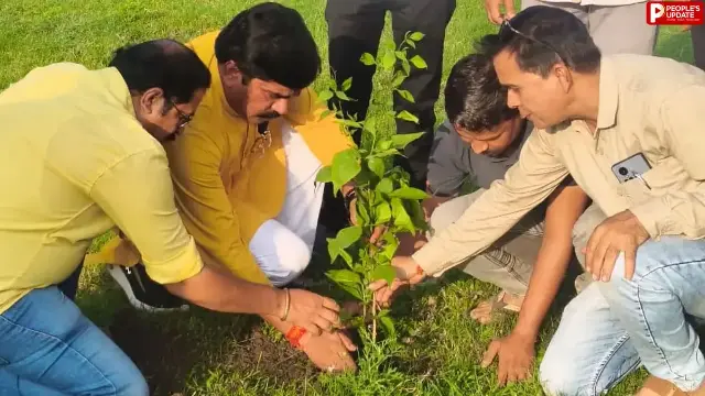 हरदा में सर्व ब्राह्मण समाज का हरित अभियान, देवी मंदिर परिसर में लगाए 18 पौधे