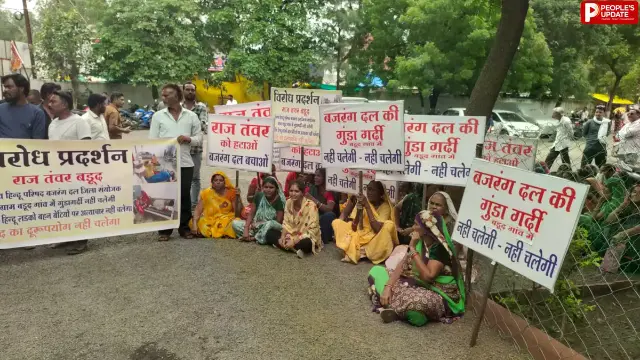 सनावद में बजरंग दल जिला संयोजक के खिलाफ प्रदर्शन, ग्रामीणों ने पुलिस को सौंपा ज्ञापन