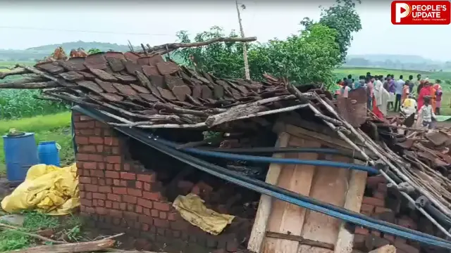सिवनी में भरभराकर गिरा कच्चा मकान, मलबे में दबे 4 लोग; ग्रामीणों ने किया रेस्क्यू