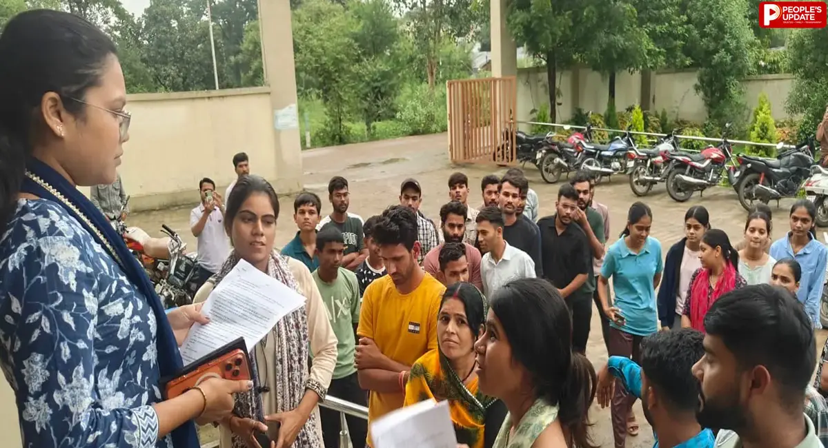 बेगमगंज में बस किराए के खिलाफ छात्रों का प्रदर्शन, बोले- पढ़ाई पर पड़ रहा असर