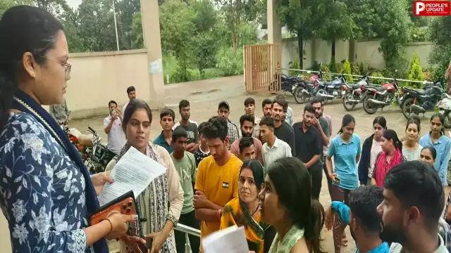 बेगमगंज में बस किराए के खिलाफ छात्रों का प्रदर्शन, बोले- पढ़ाई पर पड़ रहा असर