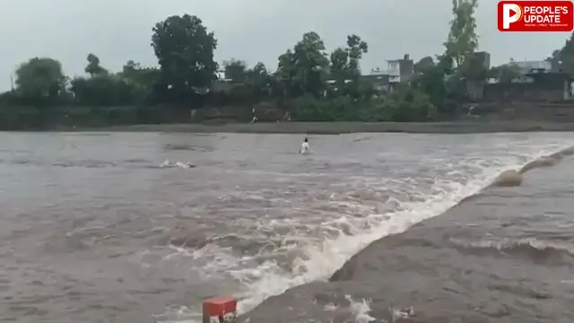हरदा में उफनती नदी पार करना पड़ा भारी, बाइक समेत बहा 60 वर्षीय बुजुर्ग
