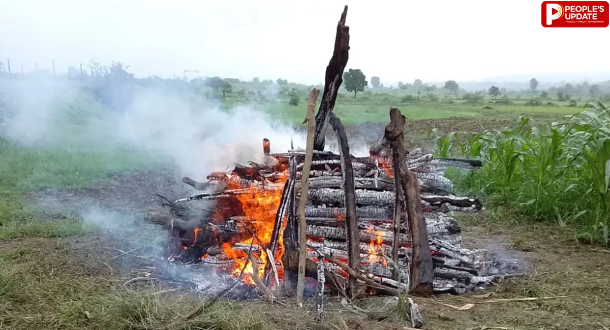 सरकारी दावों की खुली पोल! श्मशान घाट नहीं, बारिश में चिता जलाने को मजबूर ग्रामीण