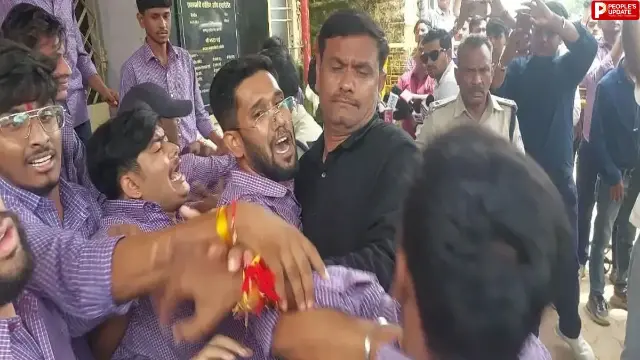 छिंदवाड़ा PG कॉलेज में बवाल! बैरिकेड तोड़कर पहुंचे NSUI कार्यकर्ता, ABVP से आमना-सामना