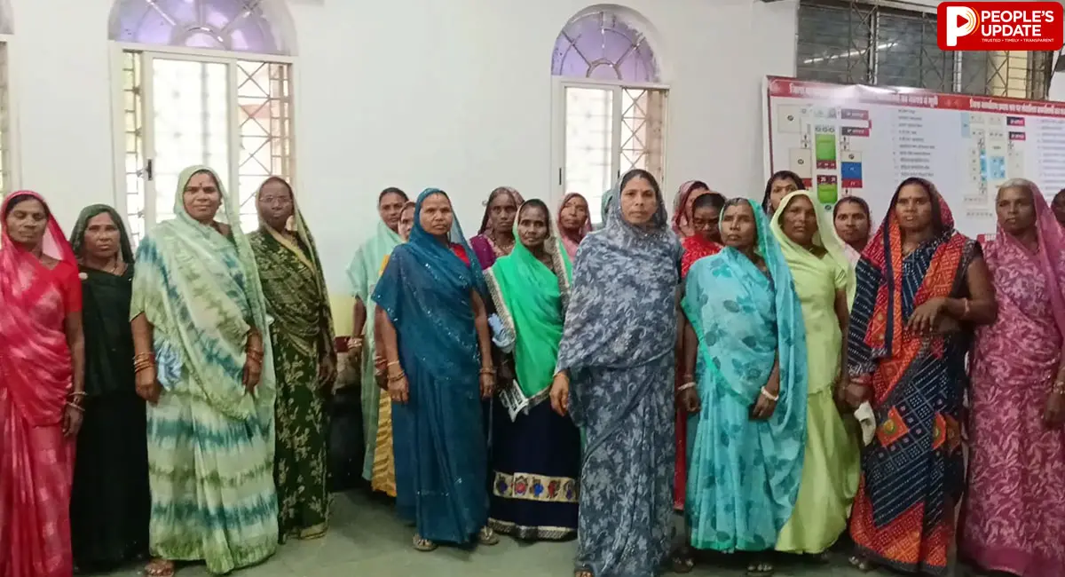 हरदा में अवैध शराब के खिलाफ महिलाओं का मोर्चा, कलेक्टर से शिकायत; बोलीं- बिगड़ रहा गांव का माहौल