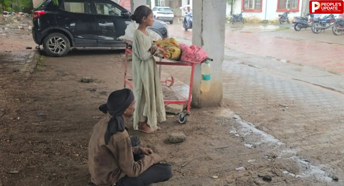 पत्नी का शव स्ट्रेचर पर, पास बैठी 8 साल की बेटी... बारिश में मदद का इंतजार करता रहा गरीब पति