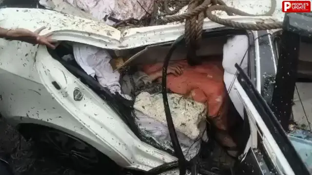 इंदौर में बारिश के बीच कार पर गिरा पेड़, डिप्टी कलेक्टर की मां की मौत