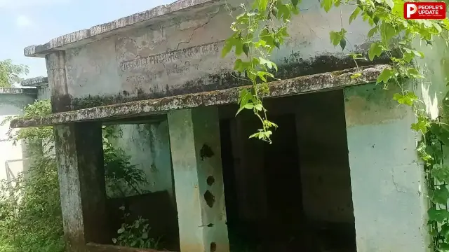 कटनी में तिरपाल के नीचे पढ़ रहे नौनिहाल, जर्जर स्कूल भवन के बाद निजी परिसर में लगी कक्षा