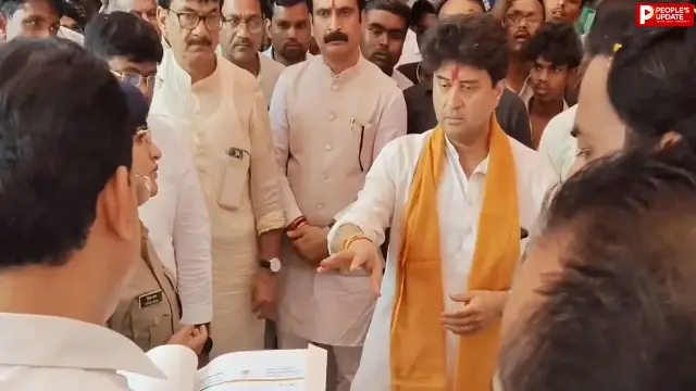 गुना में जनसुनवाई के दौरान भड़के सिंधिया, कलेक्टर-एसपी से बोले- गाड़ी में मत बैठिए, आप दोनों मेरी ड्यूटी पर हैं