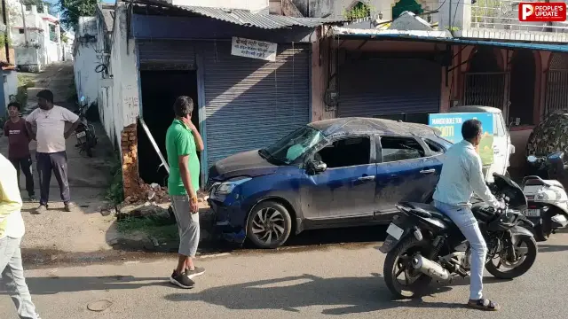 परासिया में कुत्ते को बचाने में बेकाबू हुई कार, पत्थर से टकराकर मकान में घुसी; बुजुर्ग की मौत