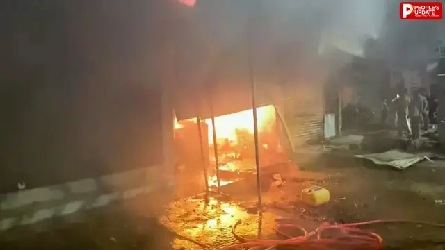 सीहोर में जूते-चप्पलों की दुकान बनी आग का गोला, बागेश्वर धाम गए थे दुकान संचालक; 8 दमकलें पहुंचीं