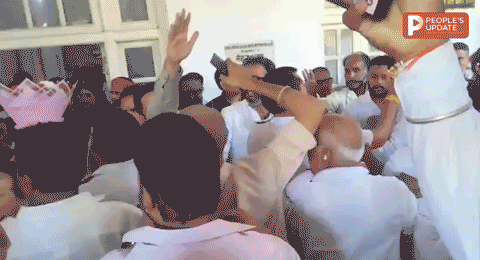 लखनऊ कांग्रेस मुख्यालय में घमासान, अजय राय-ममता चौधरी के समर्थक भिड़े