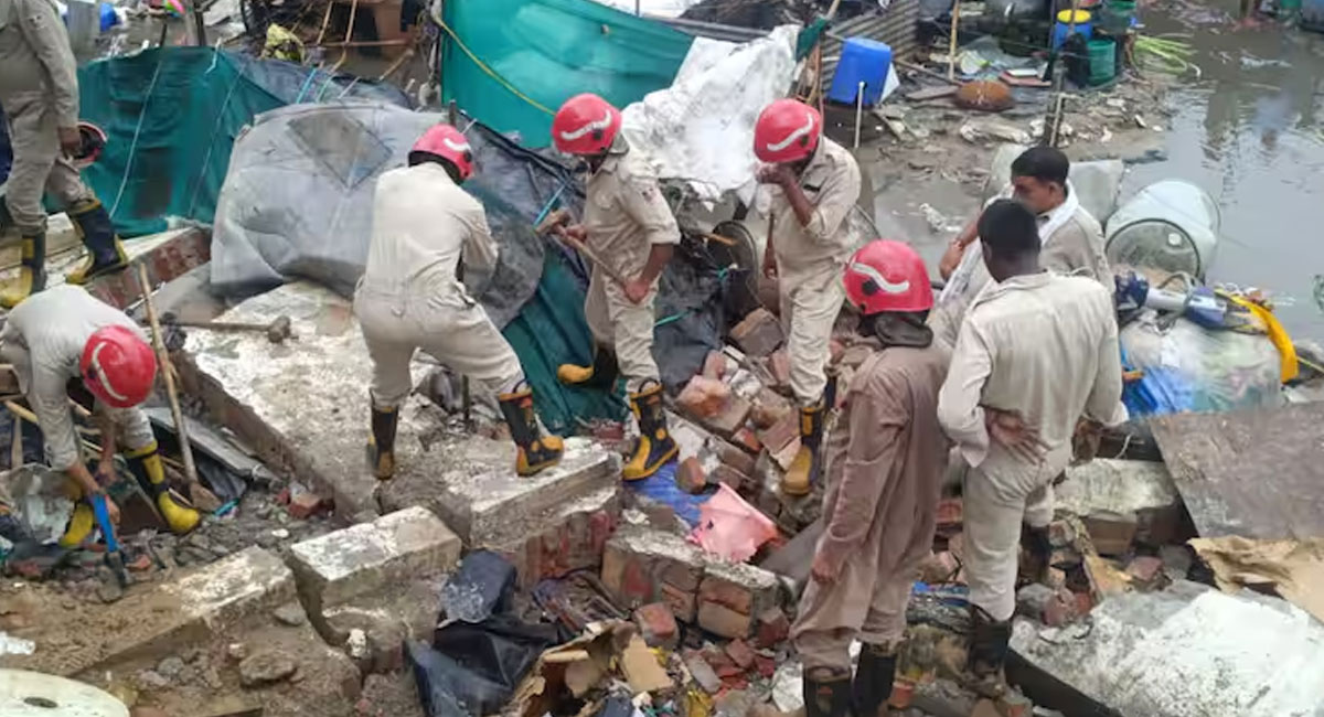 दिल्ली के जैतपुर में बड़ा हादसा : 100 फीट लंबी दीवार गिरी, 7 की मौत