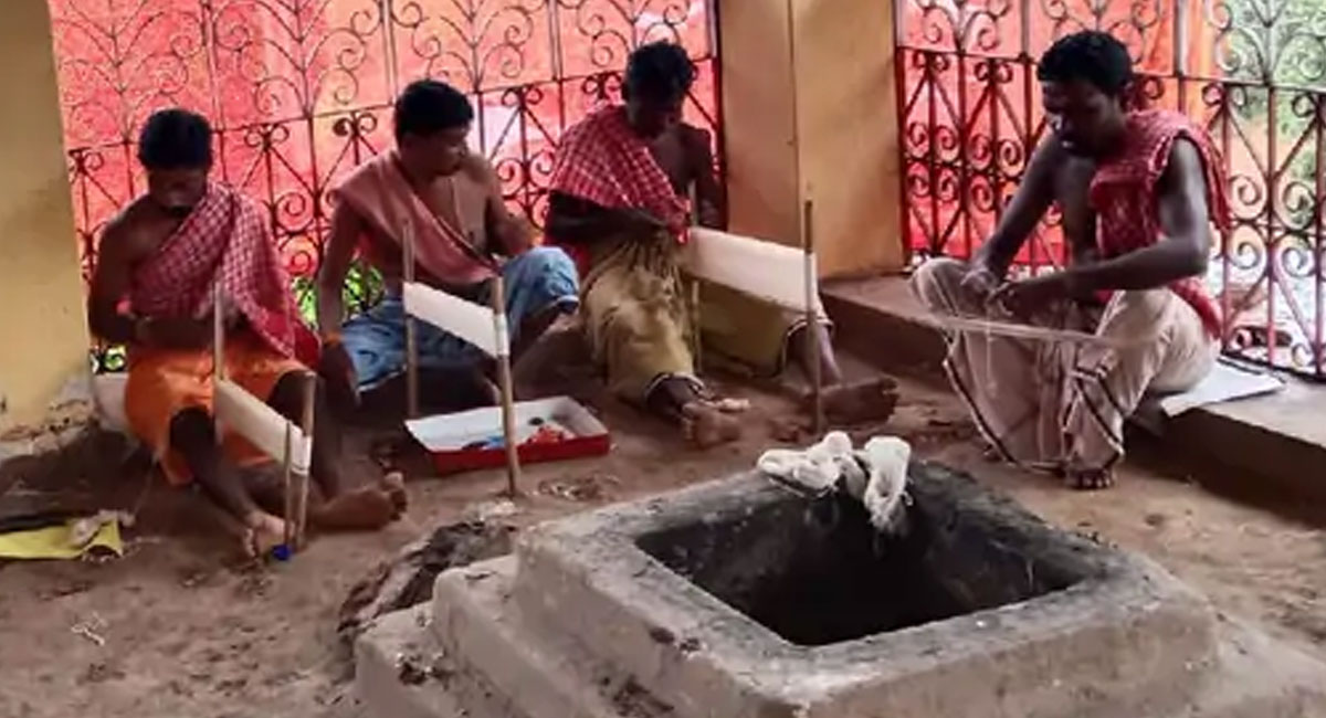 बस्तर में मां दंतेश्वरी को कच्चे सूत की राखी चढ़ाई, 800 साल पुरानी परंपरा निभाई