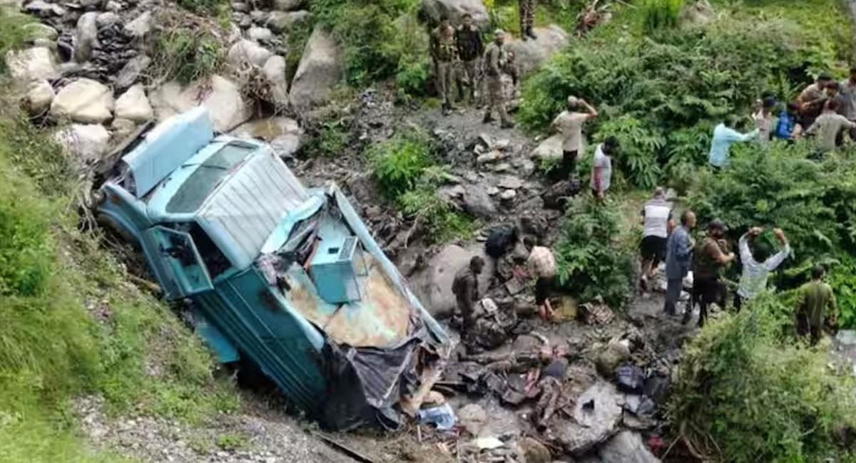 जम्मू-कश्मीर : उधमपुर में CRPF की गाड़ी खाई में गिरी, दो जवानों की मौत, 12 घायल