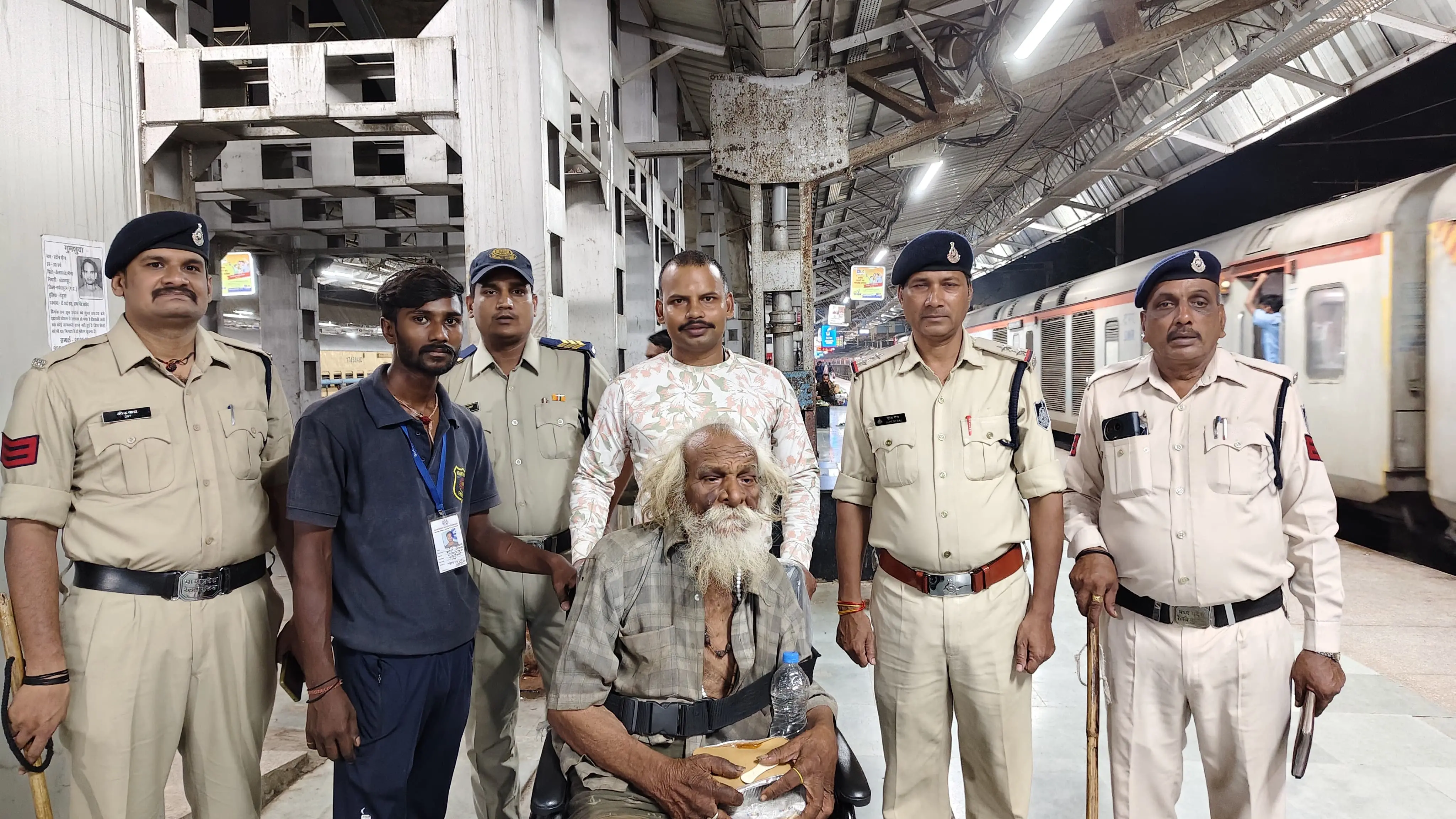 भूखे-प्यासे बुजुर्ग का सहारा बने जीआरपी जवान, भोजन कराकर सुरक्षित पटना किया रवाना