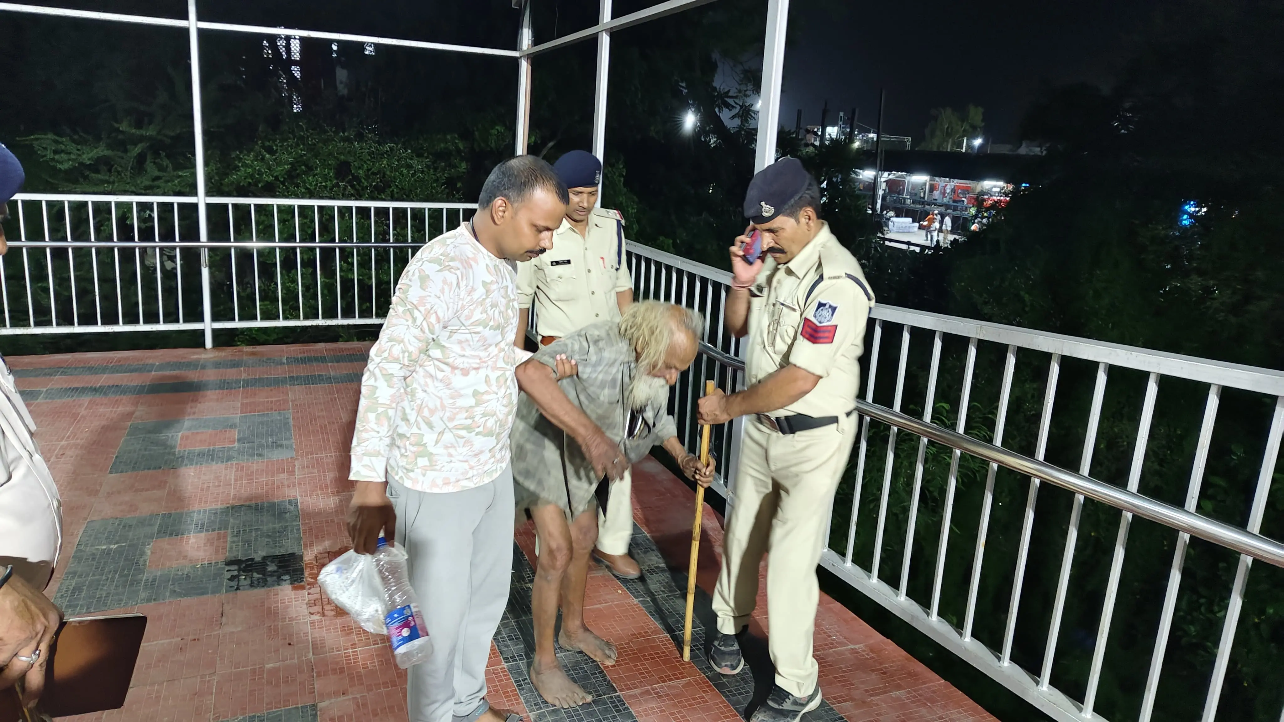 भूखे-प्यासे बुजुर्ग का सहारा बने जीआरपी जवान, भोजन कराकर सुरक्षित पटना किया रवाना
