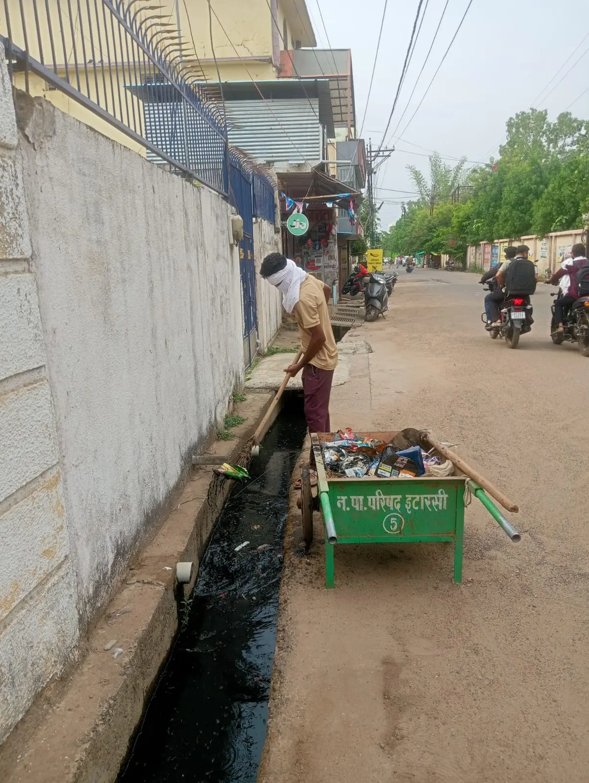 इटारसी में सीएमओ सुरेखा जाटव का औचक निरीक्षण, सड़क पर कचरा फेंकने पर ₹500 का जुर्माना