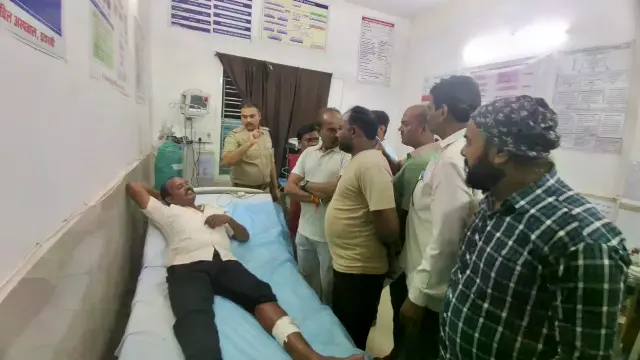 पैर में मारा चाकू, फायरिंग कर आरोपी फरार
