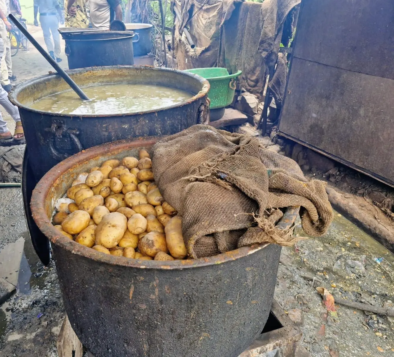 छापे में एक्सपायरी ब्रेड, सड़ी सब्जी और PDS का नमक जब्त