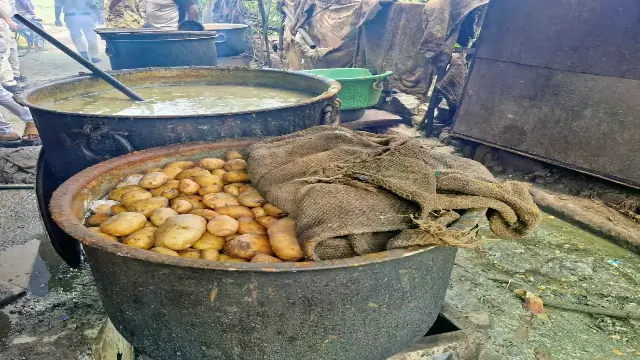 छापे में एक्सपायरी ब्रेड, सड़ी सब्जी और PDS का नमक जब्त