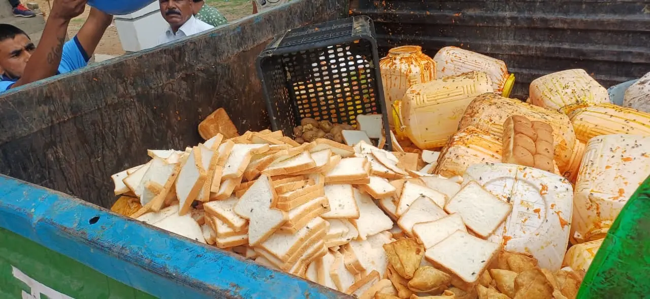 छापे में एक्सपायरी ब्रेड, सड़ी सब्जी और PDS का नमक जब्त