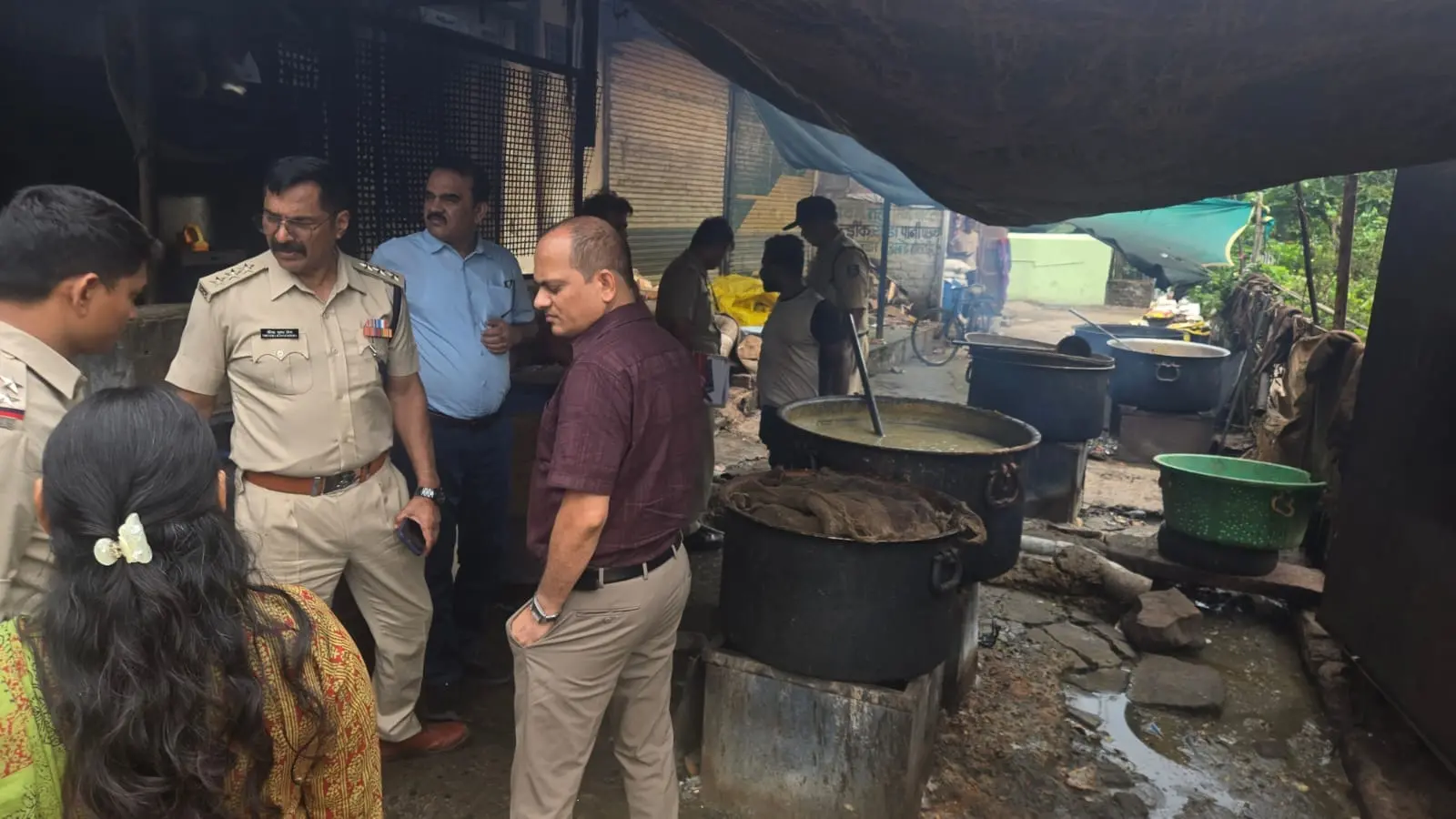 छापे में एक्सपायरी ब्रेड, सड़ी सब्जी और PDS का नमक जब्त