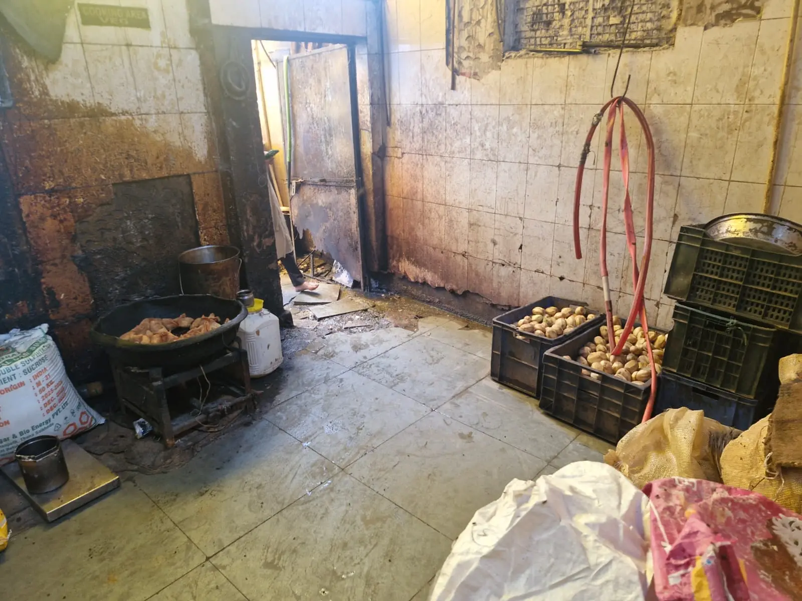 छापे में एक्सपायरी ब्रेड, सड़ी सब्जी और PDS का नमक जब्त
